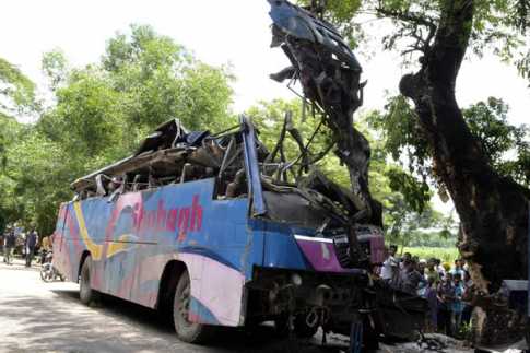 যশোরে সড়ক দুর্ঘটনায় নিহত ১০